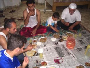 O iftar, ao acabar o día, é a hora na que se rompe o xaxún / Foto: Moncho Iglesias (clique para ampliar)
