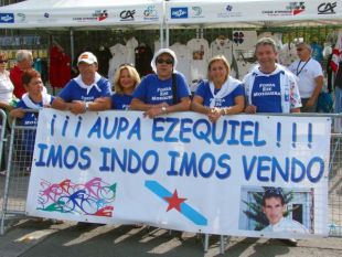 Os seareiros de Ezequiel, pintando o seu nome no alto de l'Angliru, na 'Vuelta', e posando para a foto