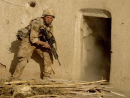 Un soldado británico ás portas dunha casa da vila afgana de Barikju