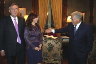 Dominique Strauss-Kahn, o presidente Néstor Kirchner e a súa dona, a senadora Cristina Fernández.
