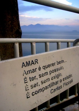 Escrito sobre amar, a carón do mar, en Floripa, no Brasil / Flickr: vanmagenta