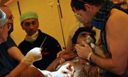 Médicos franceses atendendo feridos nun hospital de Cheddikulam, no norte de Sri Lanka