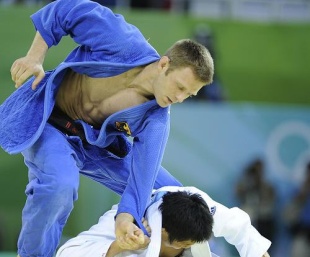 Loitador de judo alemán no combate onde acadou o ouro