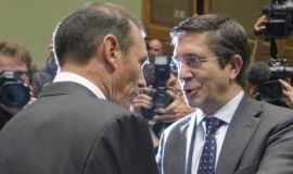 Ibarretxe e López, saudándose á chegada ao Parlamento vasco