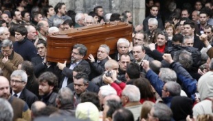 Compañeiros do PSE portan o cadaleito de Isaías Carrasco tras o funeral