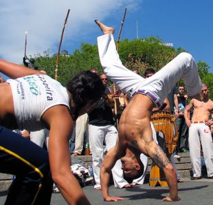 Exhibici&oacute;n de capoeira na r&uacute;a / Flickr: mdumlao98