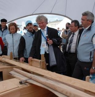 O alcalde de Brest, François Cuillandre, observa, xunto con Souto, o obradoiro de construción de dornas