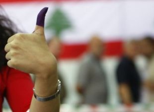 Co dedo tintado, despois de votar, no Líbano