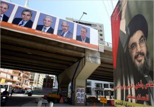 Os candidatos do Movmiento Patriótico Libre, dirixido por Michel Aoun, perto dunha foto de Hassan Nasrallah, líder de Hesbulá.