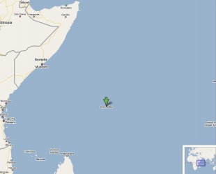 O barco diríxese dende o norte de Somalia cara a Vitoria, marcado no mapa cunha frecha verde (clique para ampliar)
