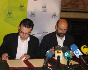 Carlos Callón e Néstor Rego asinan o convenio
