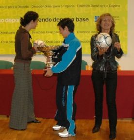 Ánxela Bugallo, a capitá da selección, Sonia Pacios, e Marta Souto coa copa e o balón do Mundial