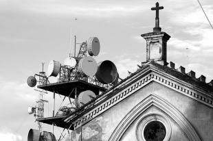 Os servizos de telefonía móbil son os que máis queixas acumulan / Unha igrexa chea de antenas no Flickr de inti