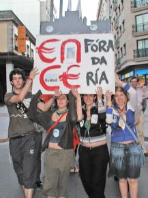 Un grupo de mozos sostén un cartaz pedindo o traslado de Ence da Ría de Pontevedra
