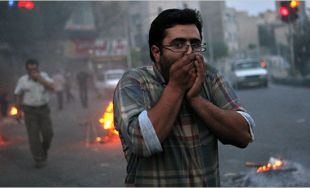 Imaxes dos incidentes nas rúas de Teherán, este sábado