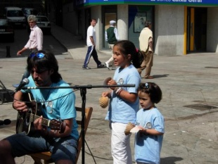 Javi Maneiro á guitarra, Cristina e Alba ás cunchas