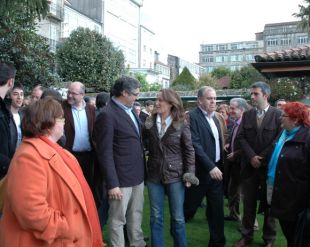 Aymerich, a carón de Táboas, mentres os alcaldes, alcaldesas e militantes se colocaban para a foto de familia (clique para ampliar)