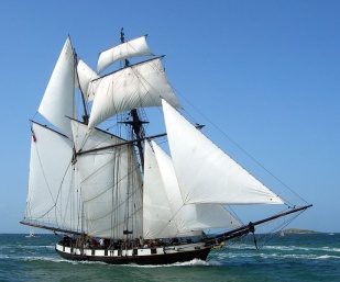 A goleta bretona La Recouvrance, navegando maxestuosa. É o símbolo da capital de Bretaña, Brest