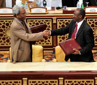 O representante do Gobierno de Sudán, Omar Amin Hassan Omar (esq.), e o do JEM, Ahmed Tugod Lsan, logo de asinar o acordo (clique para ampliar)