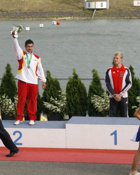 Roberto Abal, duplo subcampión do mundo júnior, no podio en Chequia