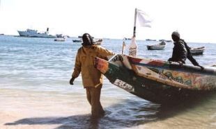 Pescadores mauritanos co seu caiuco no porto de Nouadhibou