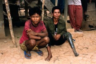 Dúas vítimas das bombas en acio, da provincia de Ta Oy, en Laos