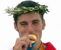 David Cal, bicando a medalla de ouro conseguida en Atenas