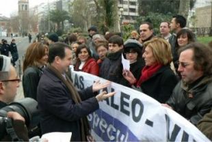 Amelia Vila entregándolle as demandas dos traballadores a Abel Caballero, alcalde de Vigo (PSdeG)