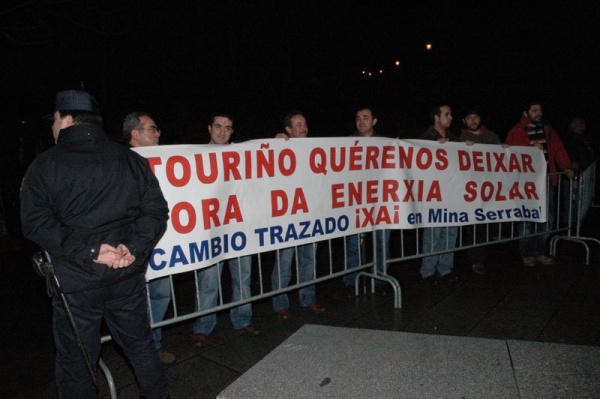 En Xoán XIII, arredor de 20 manifestantes das minas de Serrabal berran consignas contra o goberno da Xunta