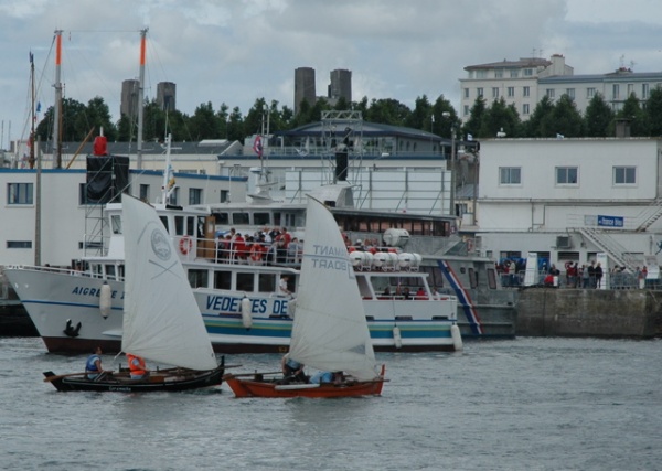 Dúas dornas navegando no peirao de Brest