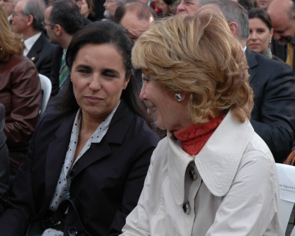 Entre os convidados estaba Esperanza Aguirre quen, na imaxe, fala con Pilar Rojo